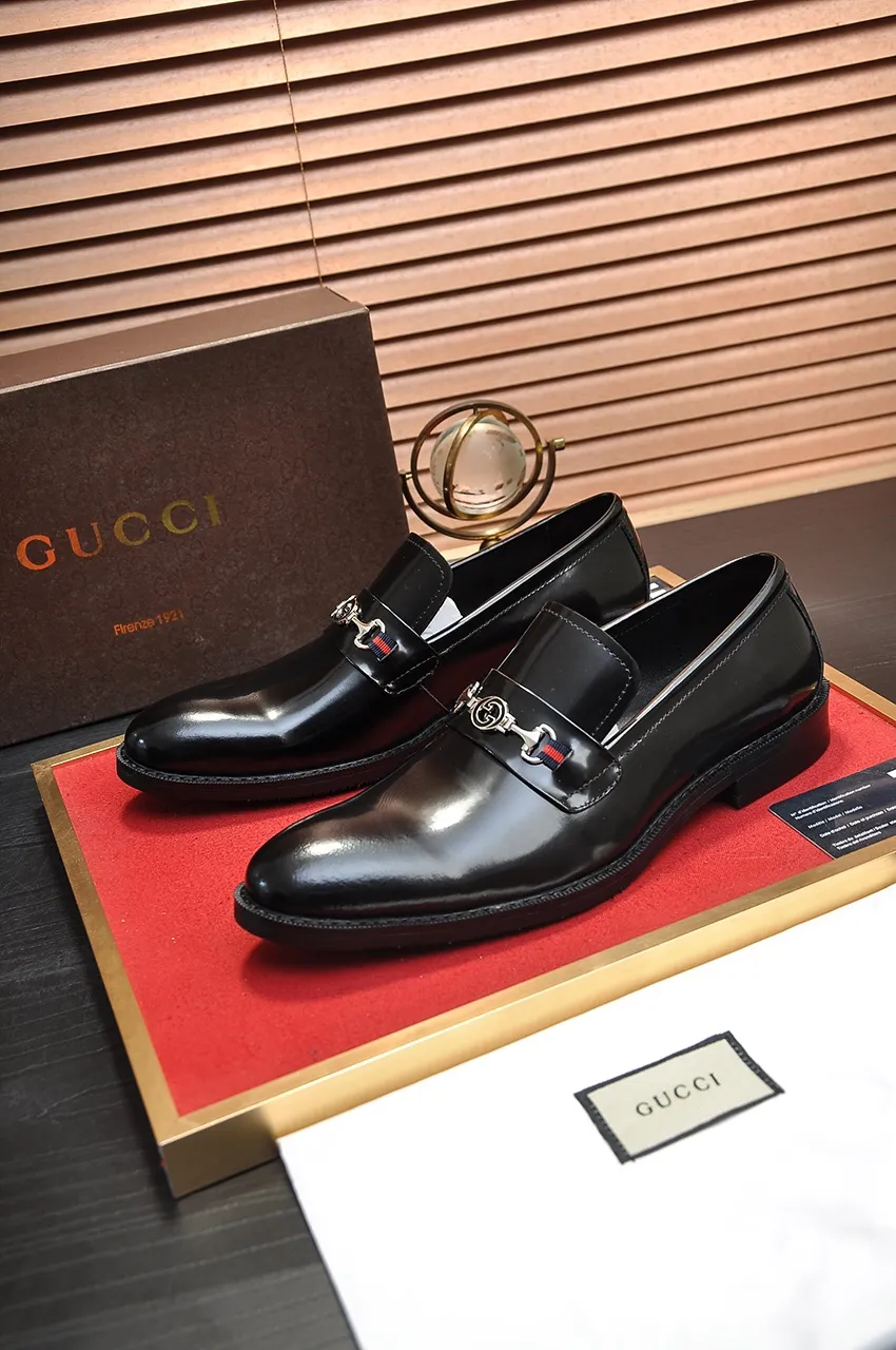 Men's shoes💰460💶Italy's top luxury men's shoe giant [GUCCI] has arrived in new style🍃Original European style🔰 Pleasant to the eye😍In order to make the shoes more durable and non-deformable🌀The production continues to follow traditional methods but there is still no lack of innovation💪The original sheepskin is chosen for the leather♻Smooth, natural and extra bright⭐Made of imported cowhide, the first choice of the rich 38-45 (45 customized)